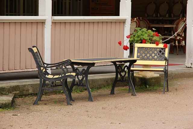 How to Clean Your Patio Furniture for Outdoor Entertaining