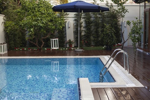 Cleaning and Maintaining Your Outdoor Swimming Pool